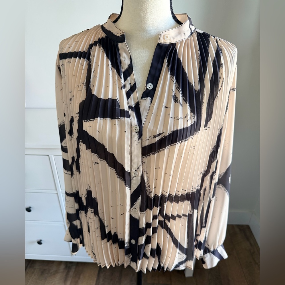 Bella Dahl Black and Cream Pleated Blouse